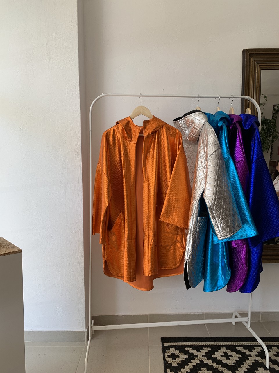 Προεπισκόπηση προϊόντος: Τούλινη Φούστα Πορτοκαλί Λαμέ Πανωφόρι Με Κουκούλα